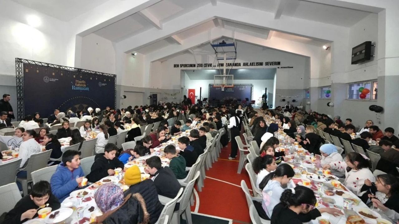 Yusuf Tekin Keçiörenli Öğrencilerle İftar Sofrasında Buluştu