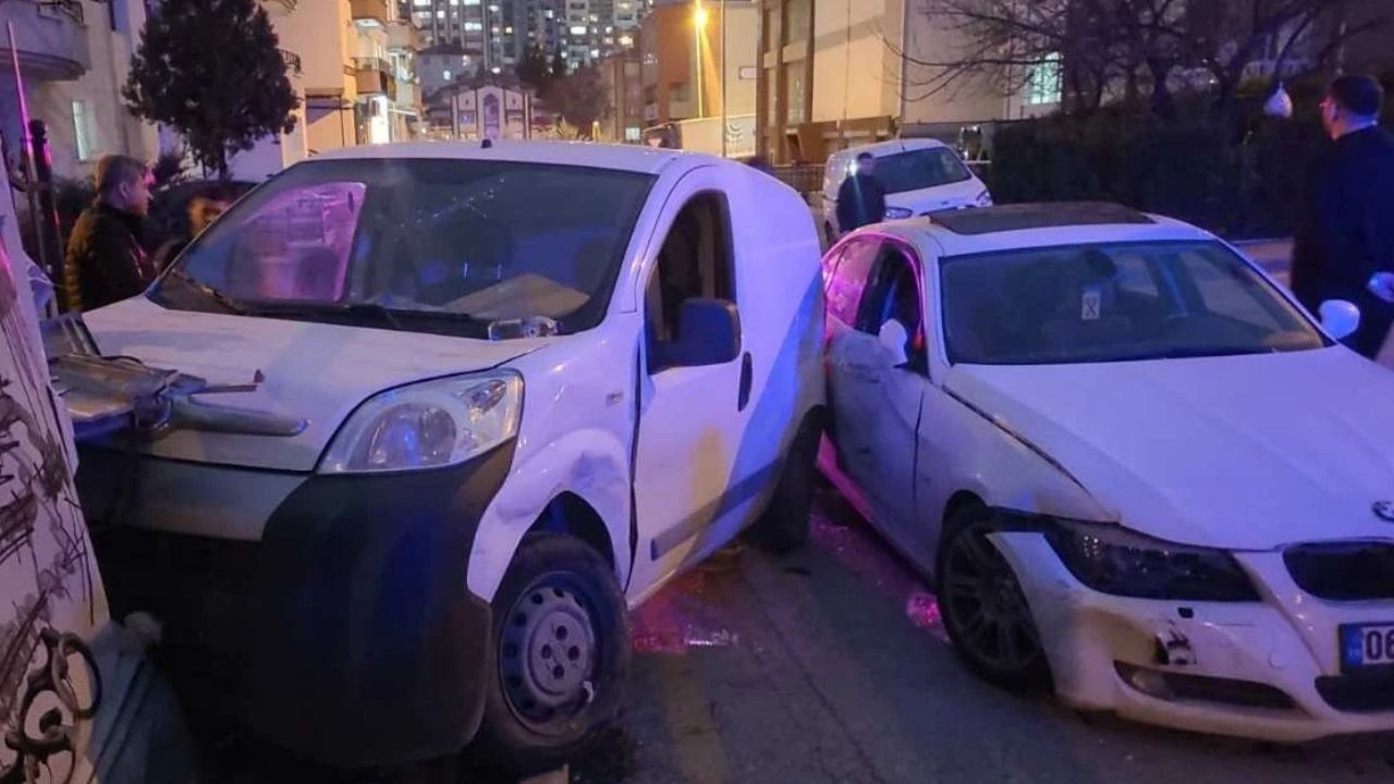 Mamak'ta 2 Araç Kafa Kafaya Çarpıştı: 1 Yaralı