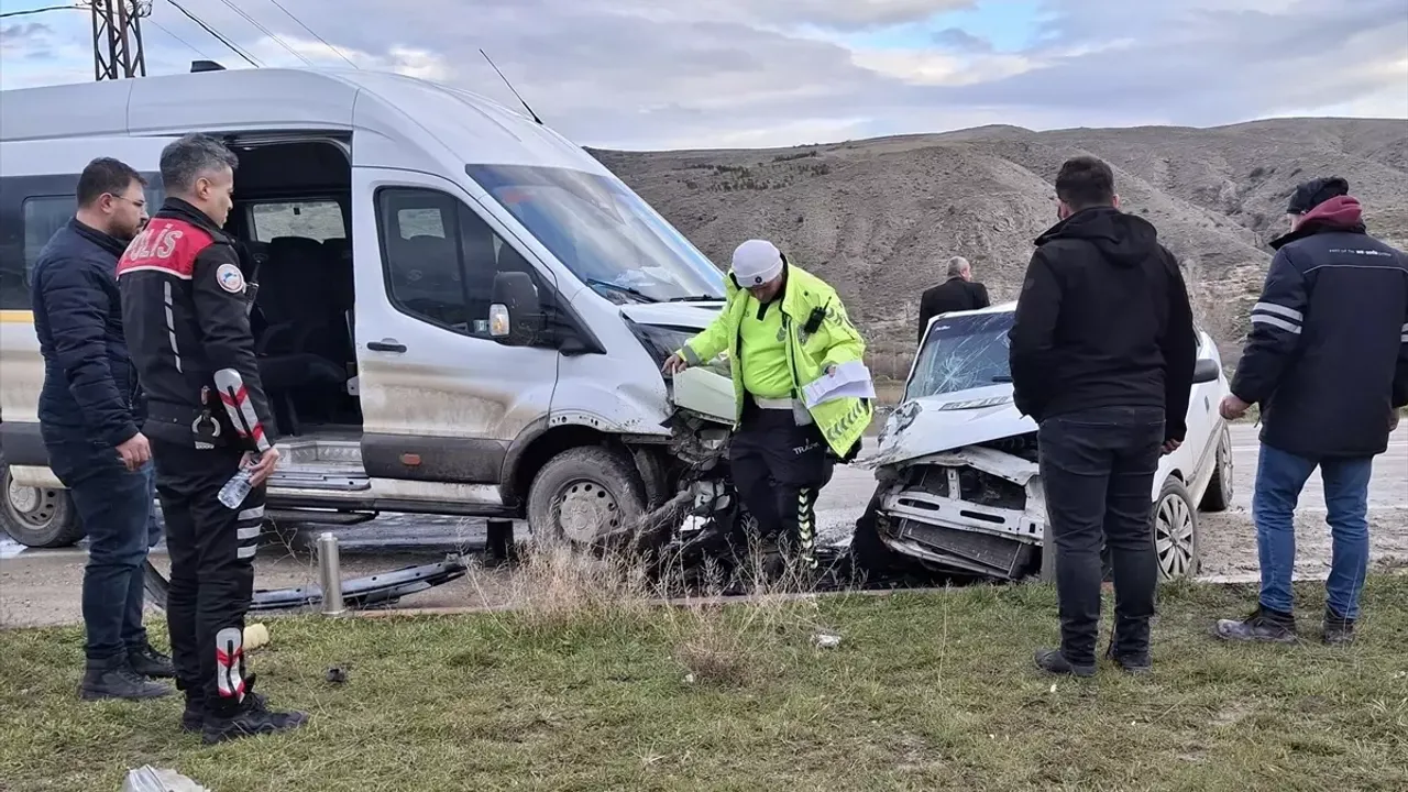 Beypazarı’nda İki Araç Birbirine Girdi: 2’si Çocuk 4 Kişi Yaralandı