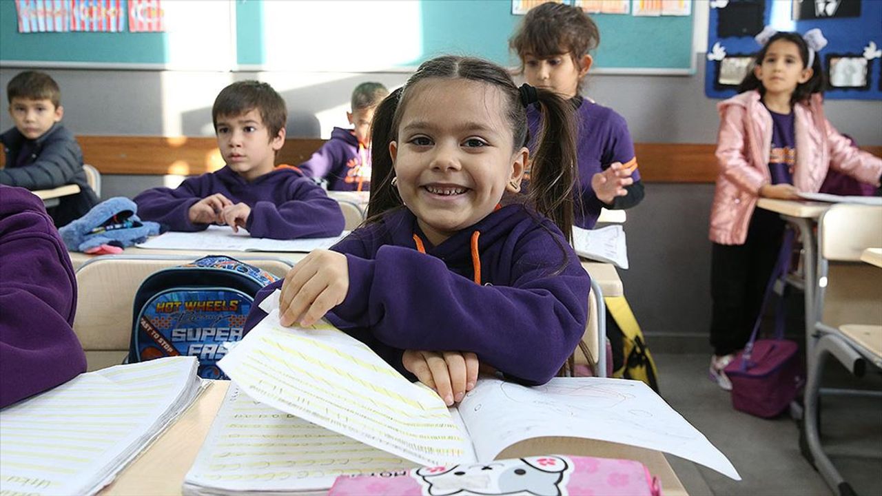 Okullar Öğrencilerine Kavuşuyor, "Bayrak sevgisi" ile İkinci Dönem Başlıyor