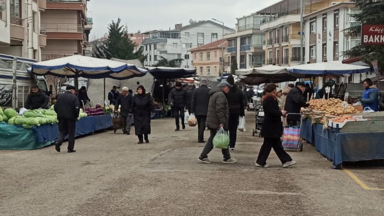Etlik Çarşamba Pazarı’nda İftar Öncesi Etiketler Hareketlendi