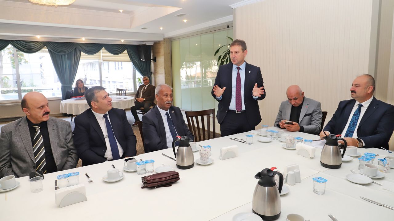 Uluslararası Esnaf Birliği'nin Ankara Şubesi Sezayi Kara'ya Emanet