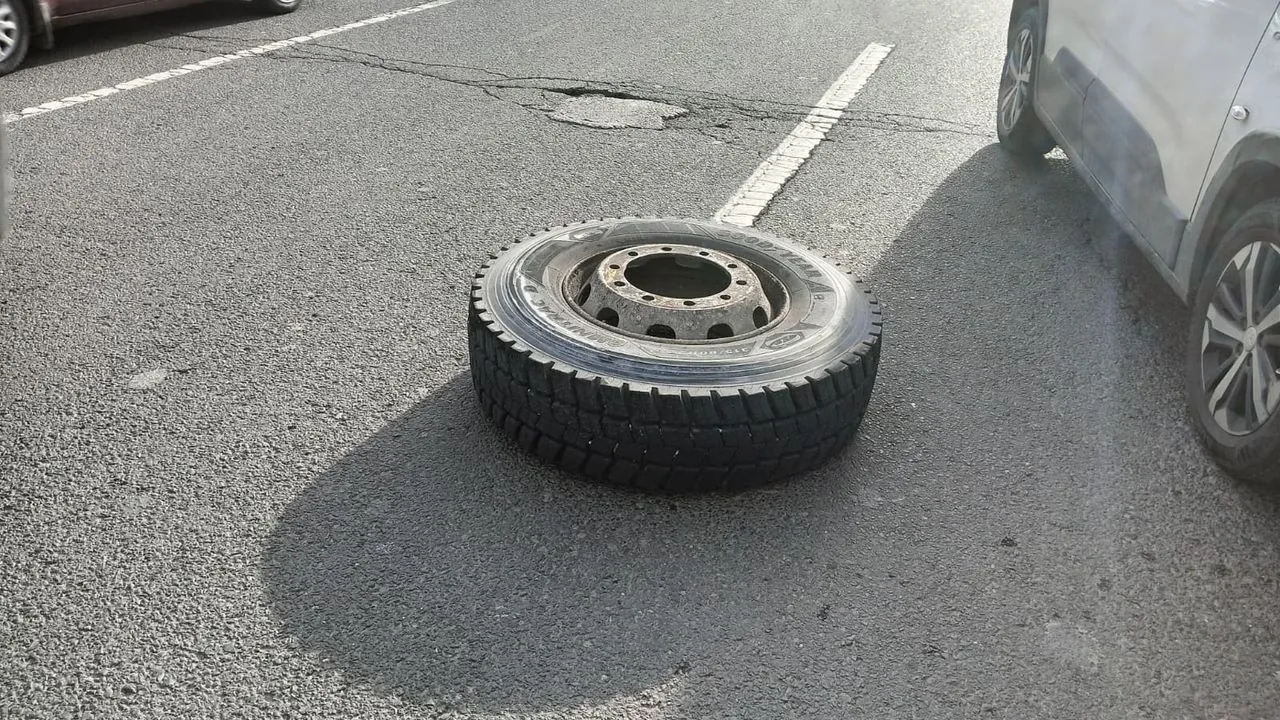 Keçiören’de Beton Mikserinden Kopan Tekerlek 3 Araca Çarptı