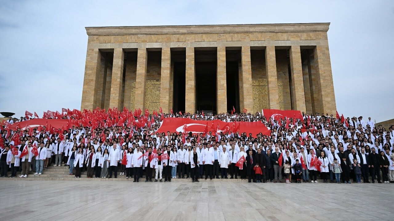 14 Mart Tıp Bayramı’nda Tıbbiyeliler Anıtkabir’i Ziyaret Etti