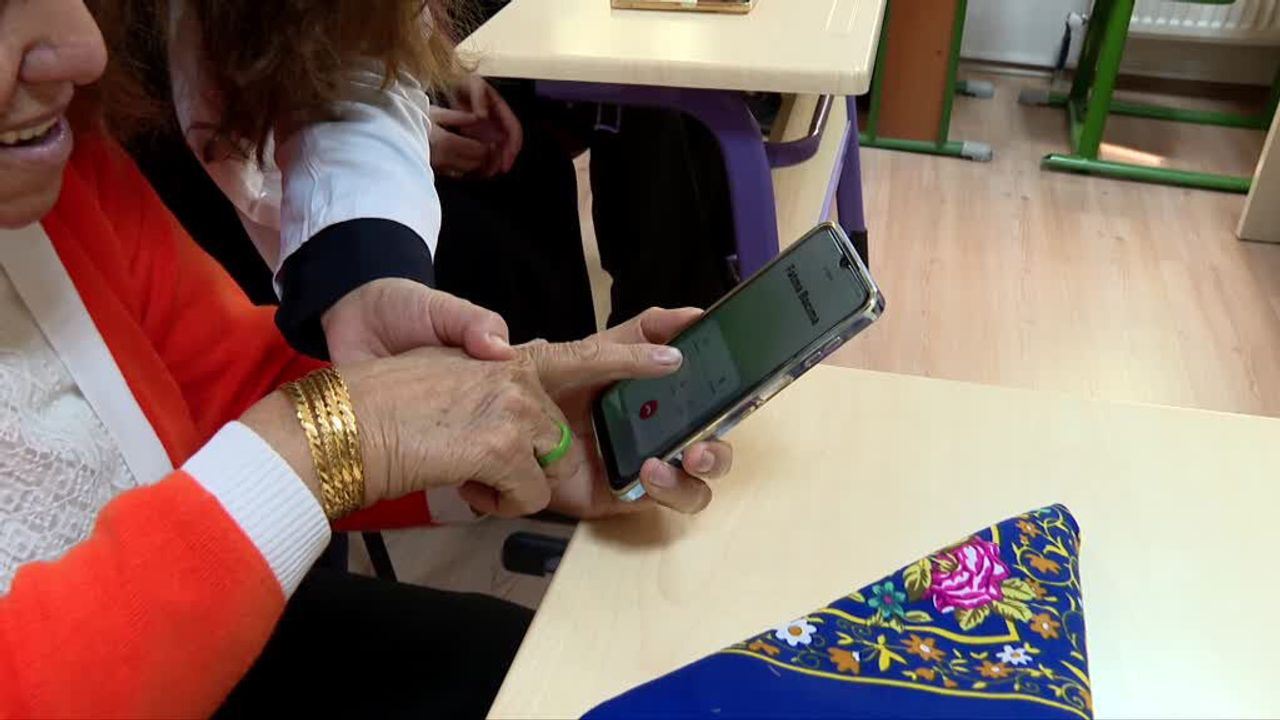 Altındağlı Kadınlara Ücretsiz Akıllı Telefon Eğitimi
