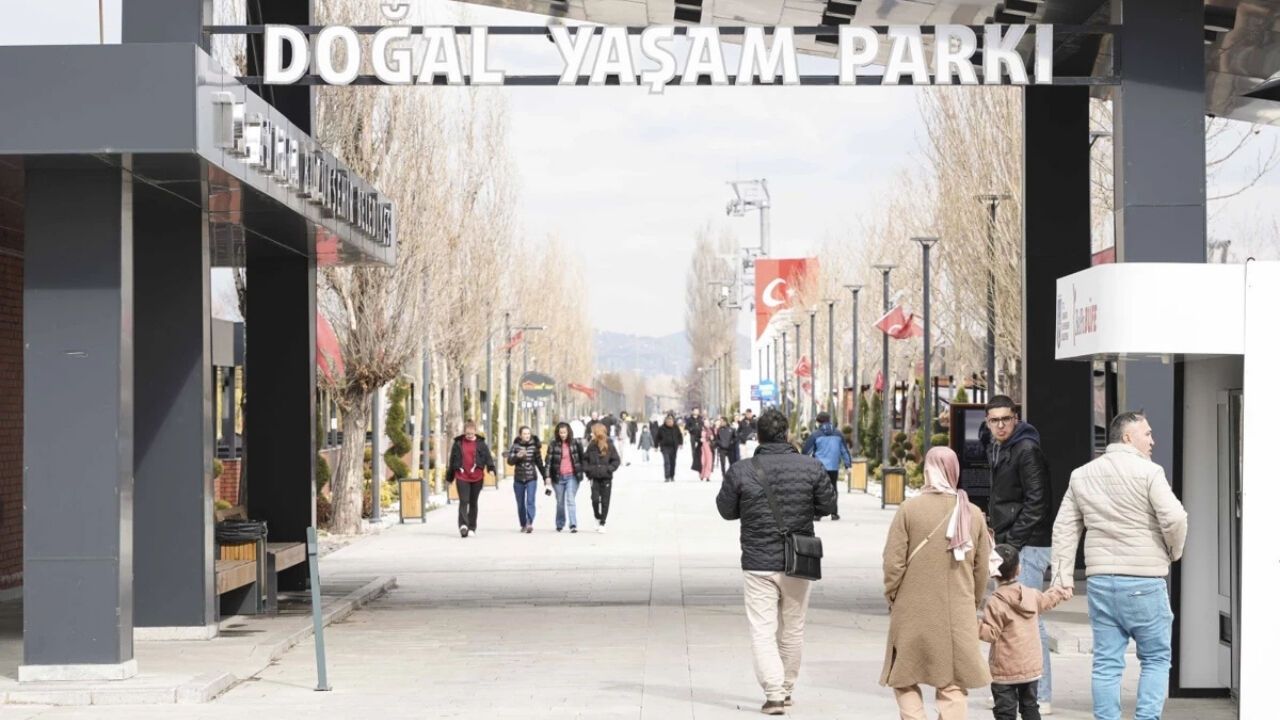 Ankara'da Bayram Mesaisi: Parklar ve Bahçeler Doldu Taştı
