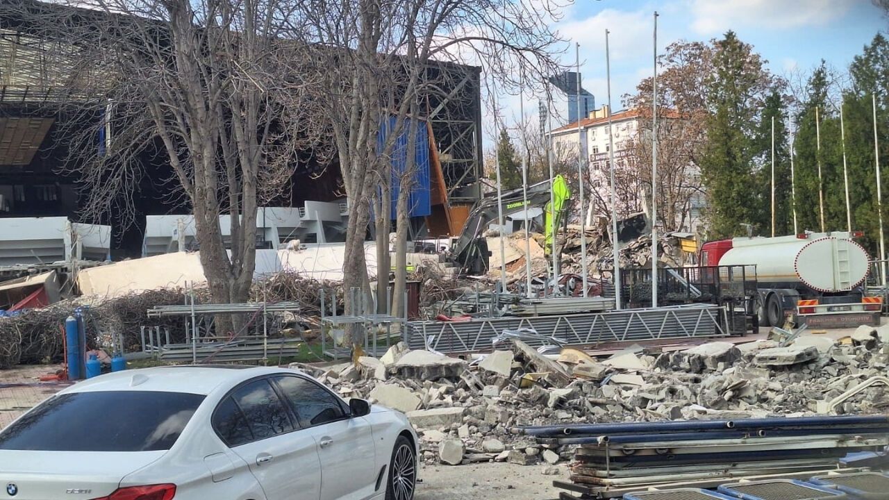 Atatürk Spor Salonu’nun Yıkımında Duvar Çöktü, Ekipler Alarmda