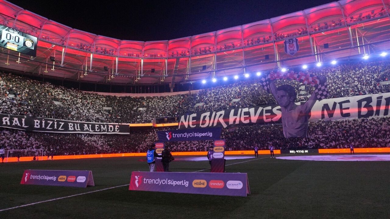 Beşiktaş Taraftarları Derbi Öncesi Tribünleri Süsledi