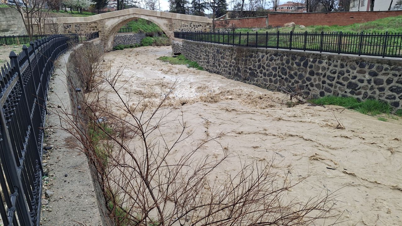 Beypazarı’nda Sağanak Alarmı: İnözü Deresi’nde Su Seviyesi Yükseldi