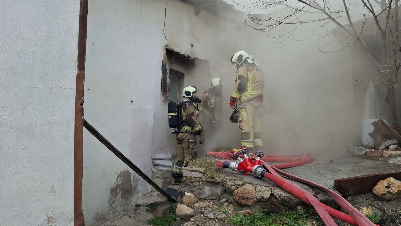 Beypazarı’nda Korkutan Yangın: Ahşap Ev Kullanılamaz Hale Geldi
