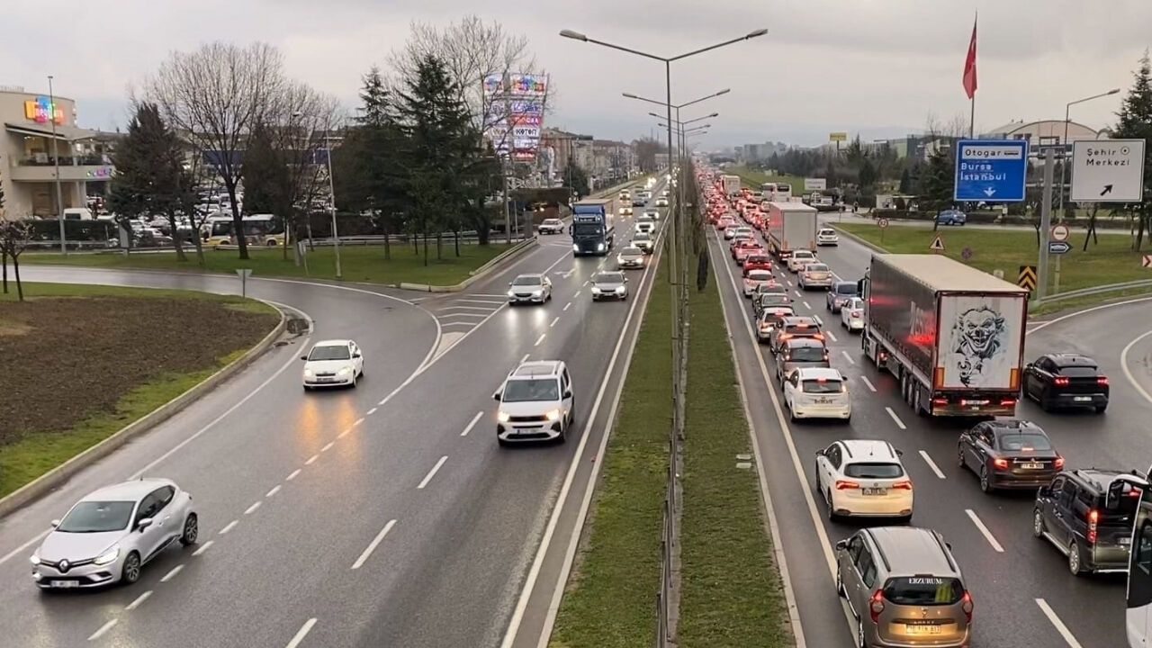 Bursa-Ankara Yolunda Dönüş Çilesi: İnegöl’de Trafik Durdu