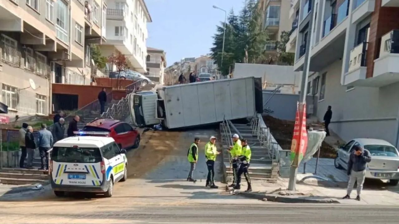 Çankaya’da Yokuş Çıkarken Devrilen Kamyonet Hasara Yol Açtı