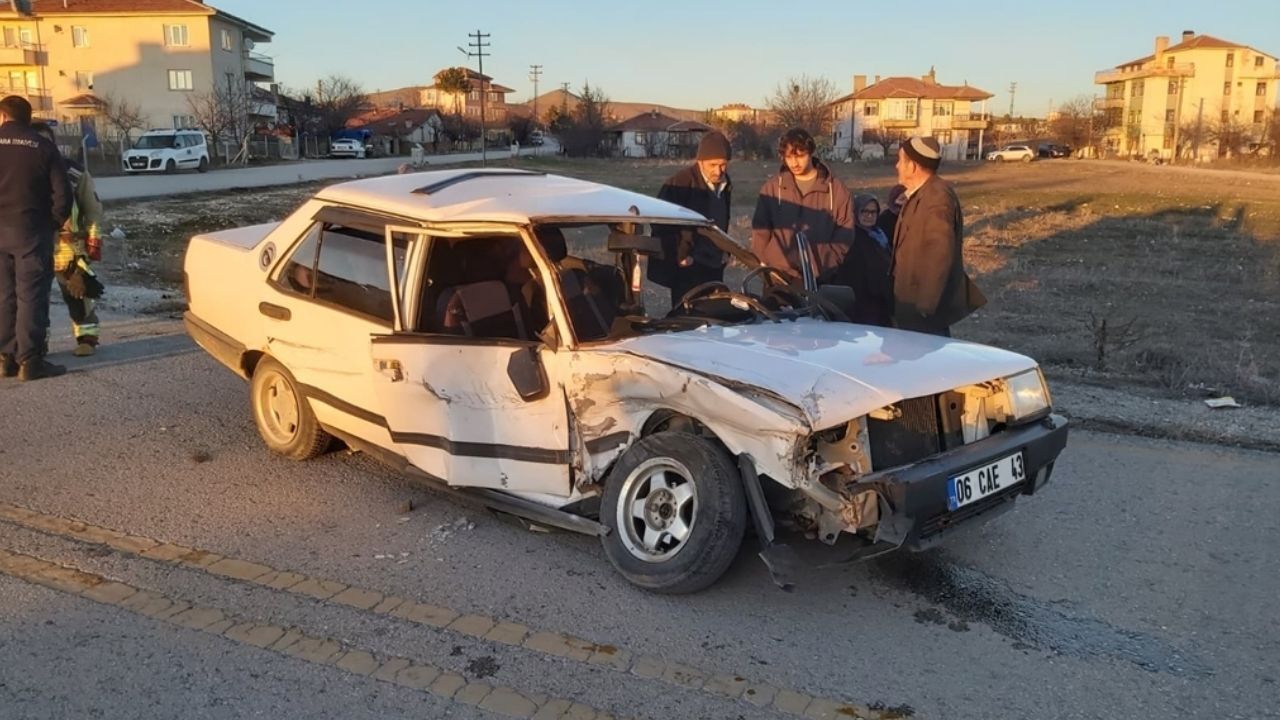 Çubuk’ta Otomobil ile Minibüs Kafa Kafaya Çarpıştı: Anne ve İki Çocuğu Yaralandı