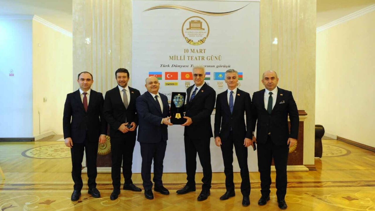 Tamer Karadağlı Azerbaycan'da Sanatkar Madalyonu Ödülü