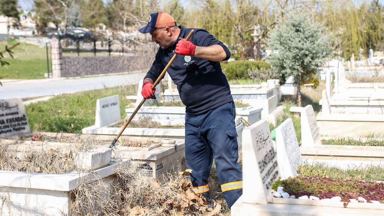 Etimesgut’ta Mezarlıklar Bayram Ziyaretine Hazır, Şehitliklerde Bayraklar Yenilendi
