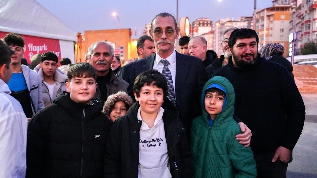 Etimesgut Belediye Başkanı Beşikcioğlu Kendi Elleriyle Yemek Dağıttı