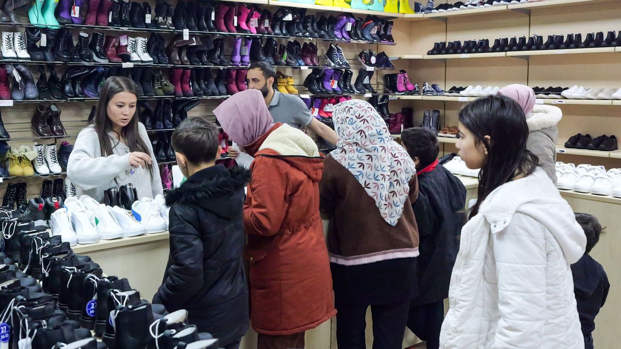 Etimesgut’ta Bayram Sevinci, Beşikcioğlu Çocuklara Bayramlıklarını Dağıttı