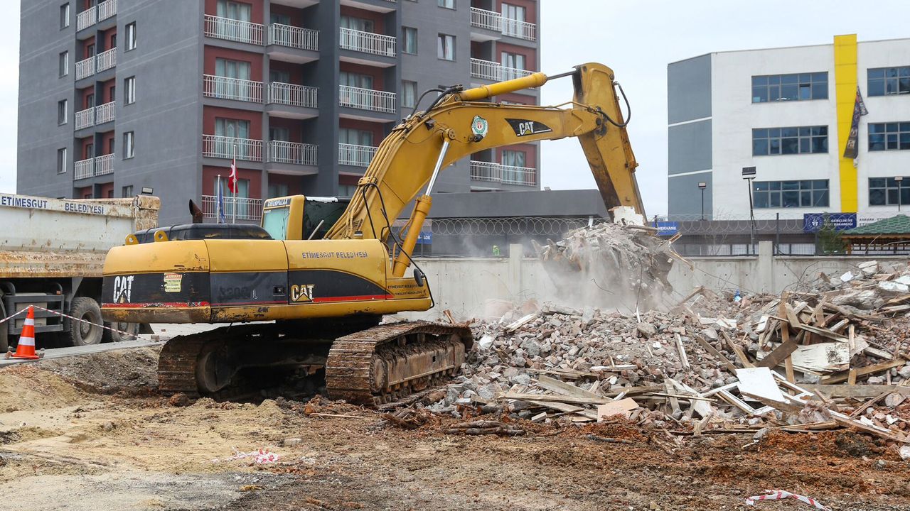 Etimesgut’ta KYK Yurdu Yakınındaki Metruk Yapı Yıkıldı