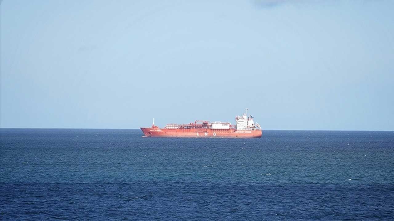 Hürmüz Boğazı’ndan Telsiz Yayınlarına Başlandı, Geçişlere İzin Verilmeyecek