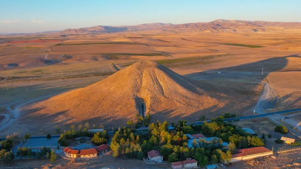 Ankara'nın 4 Bin Yıllık Gizemli Tümülüsleri Dikkat Çekiyor