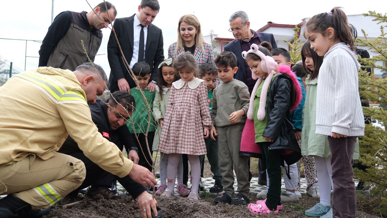 Güdül’de Minik Eller Toprakla Buluştu, Fidanlar Dikildi