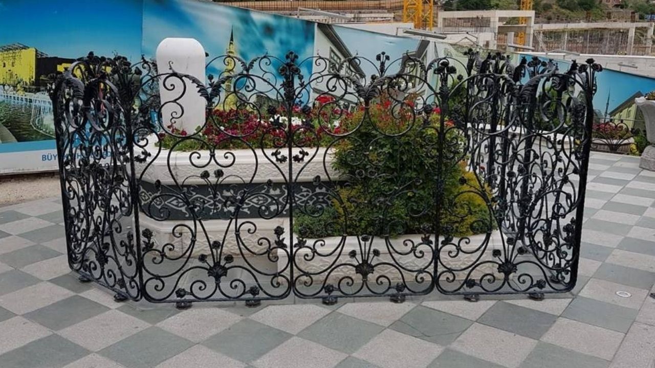 Ankara'da İş Makinelerinin Geçemediği Gül Baba Türbesi