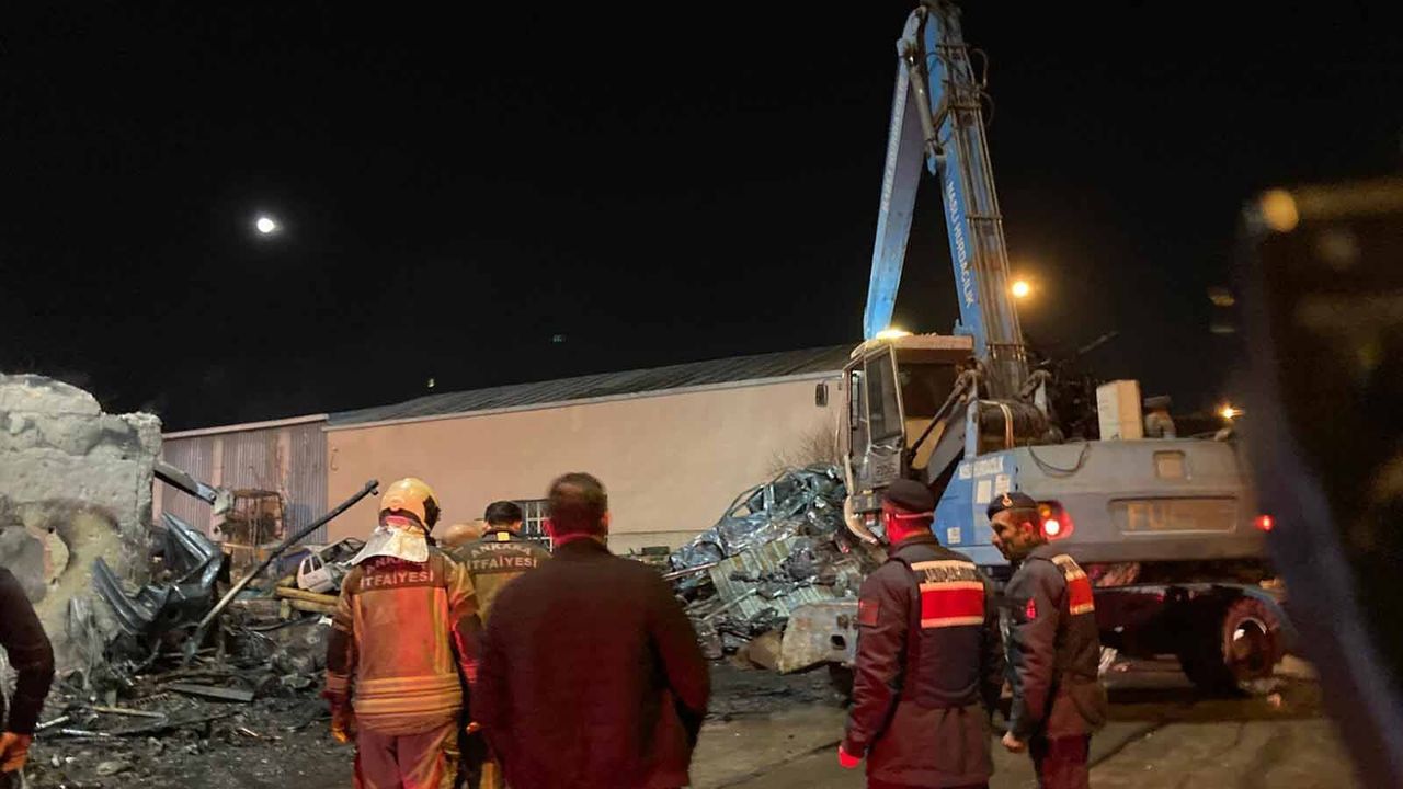 Ankara'da Korkutan Yangın, Hurdacılar Sitesinde 100 Araç Yandı