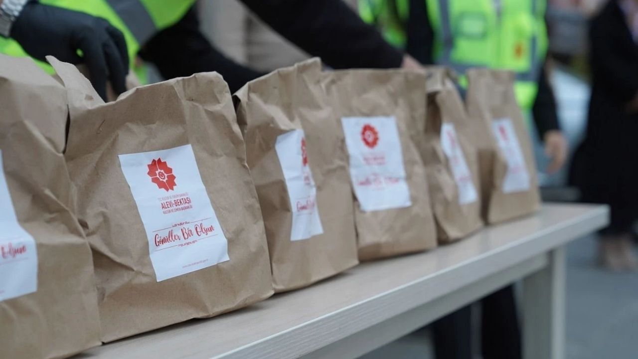 İftara Yetişemeyenlere Kızılay'da Kumanya İkramı