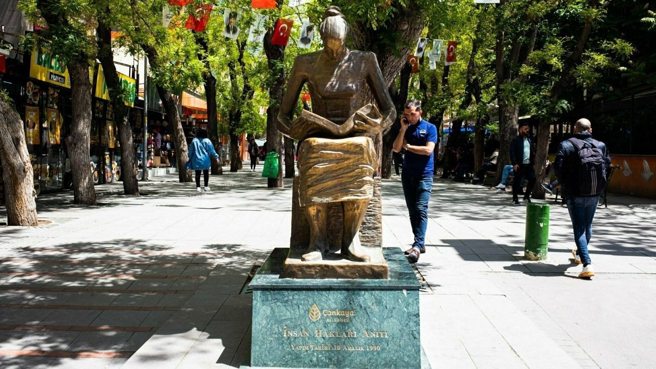 Kızılay'ın Simgesi İnsan Hakları Anıtı