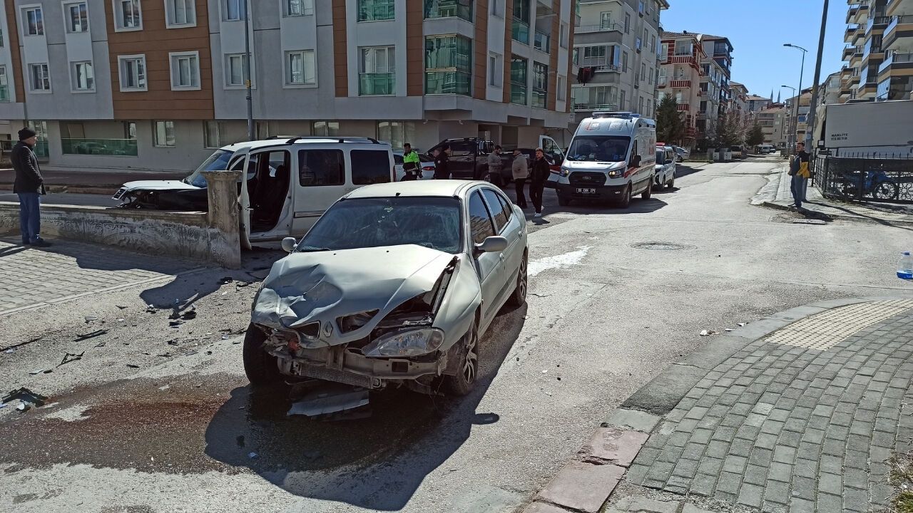 Kahramankazan’da İki Araç Çarpıştı: Savrulan Araç Duvara Girdi
