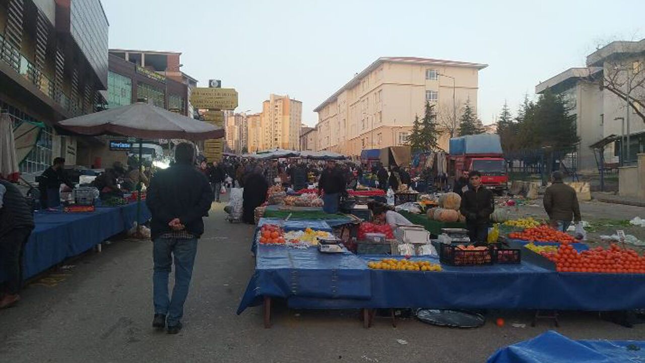 Karşıyaka Pazarı’nda Ramazan Mesaisi, Mart Ayı Etiketleri Belli Oldu