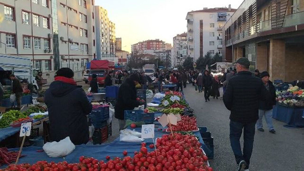 Akaryakıt Zammı Pazar Etiketlerini Nasıl Etkiledi? Karşıyaka Semt Pazarı’nda Fiyat Mesaisi