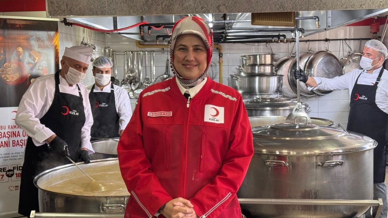 Kızılay Başkanı Yılmaz Ankara'da Yemek Kazanının Başına Geçti