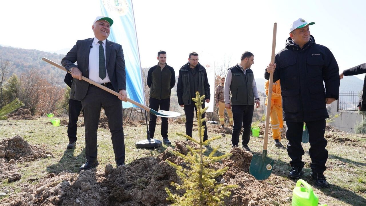 Kızılcahamam Belediye Başkanı Acar Öğrencilerle Fidan Dikti