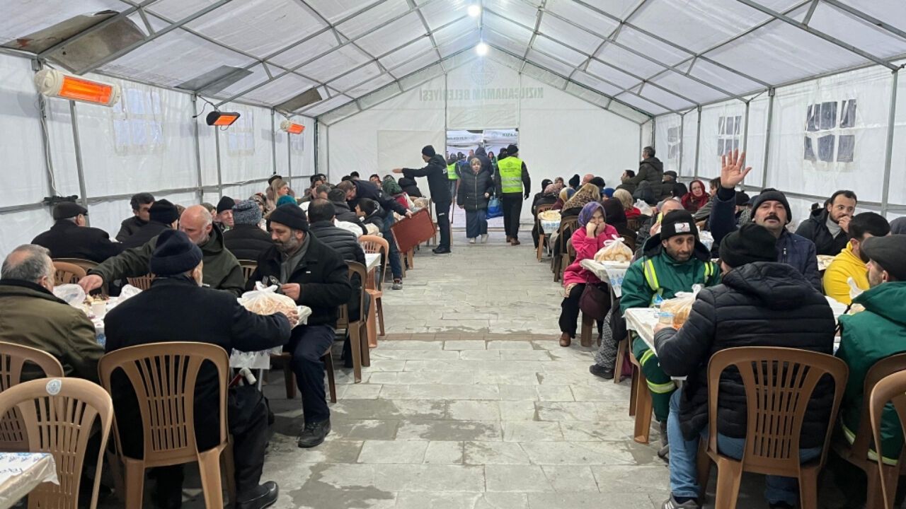 Kızılcahamam’da Cumhuriyet Meydanı Dev Bir İftar Sofrasına Dönüştü