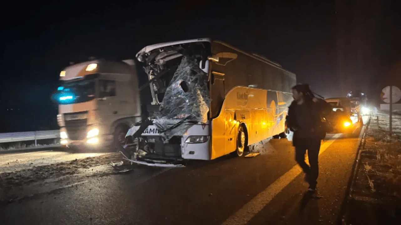 Kızılcahamam’da Yolcu Otobüsü Çekiciye Çarptı: 15 Yaralı