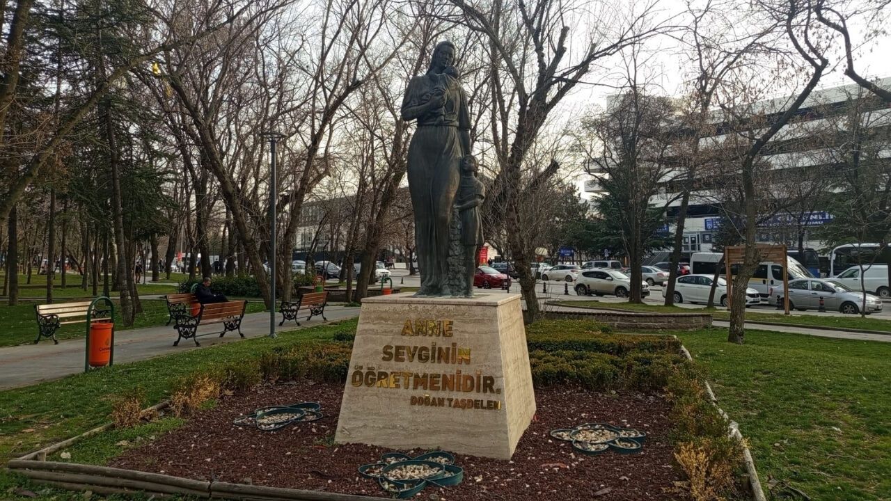 Kurtuluş Parkı’ndaki Anne Heykeli: Sevgi ve Bağlılığın Simgesi