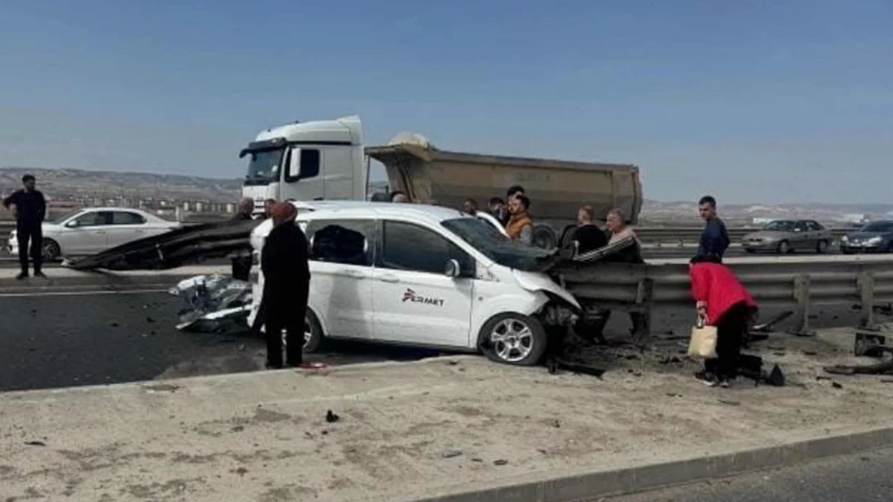 Sincan’da Demir Bariyer Aracın İçinden Geçti: Sürücü Yaralandı