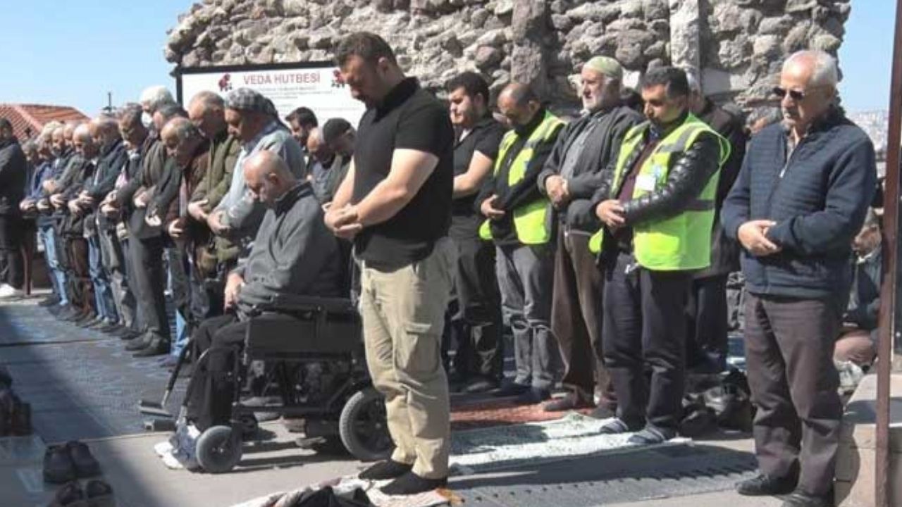 Ankaralılar Ramazan'ın Son Cumasında Hacı Bayram Veli Camii'nde Buluştu