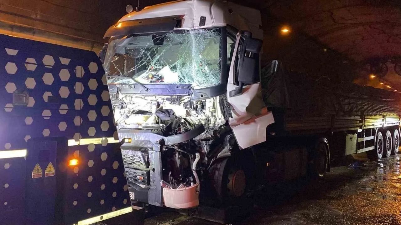 TEM Otoyolu Ankara İstikametinde Zincirleme Kaza: Tünel İçinde 4 Araç Birbirine Girdi