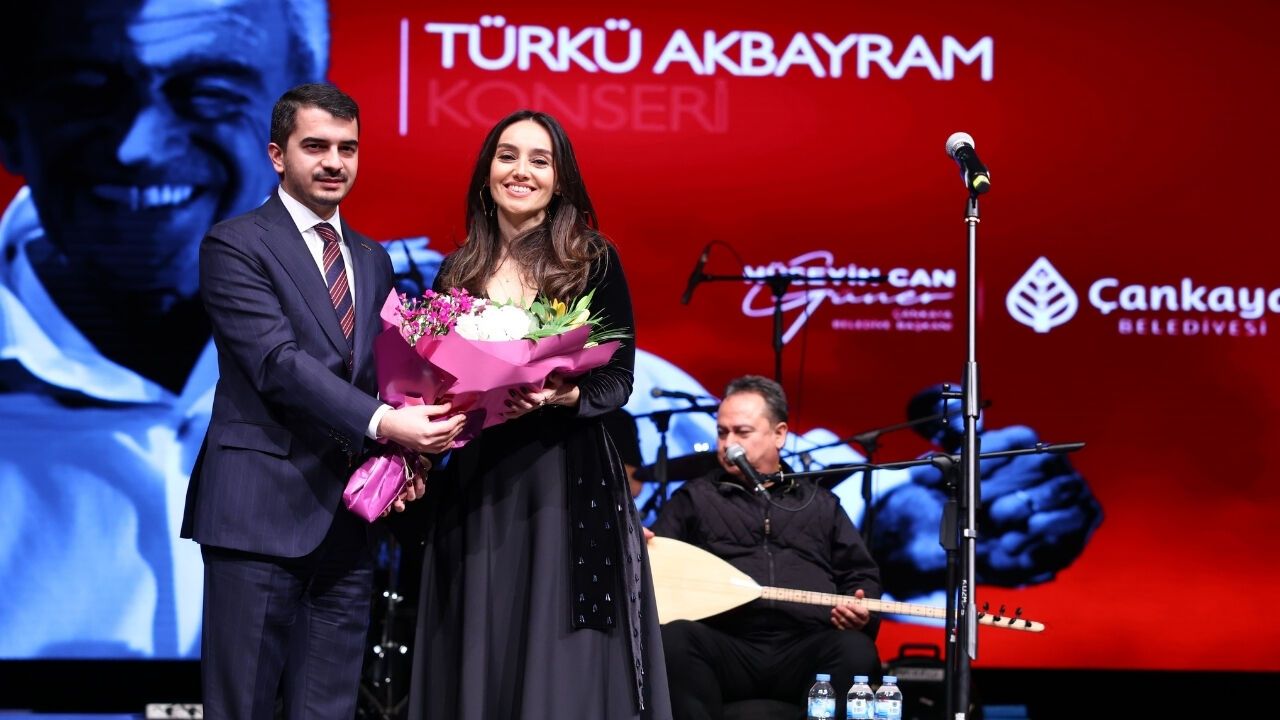 Türkü Akbayram Babası Edip Akbayram’ı Sahnede Andı