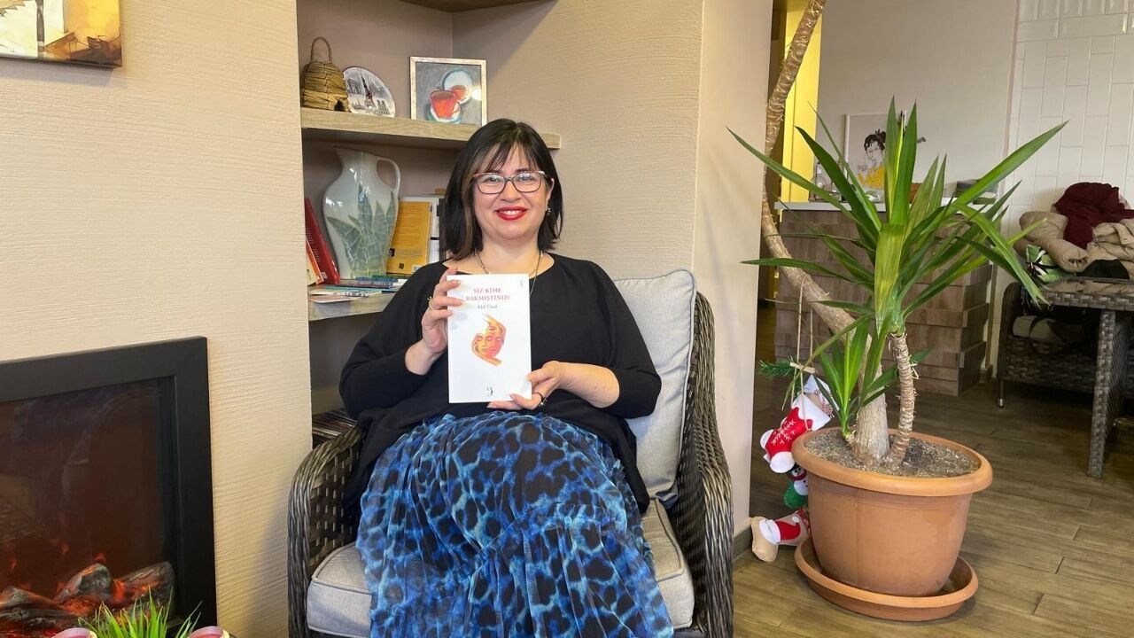 Yazar Elif Ünal İlk Kitabında Okura “Siz Kime Bakmıştınız?” Diye Soruyor