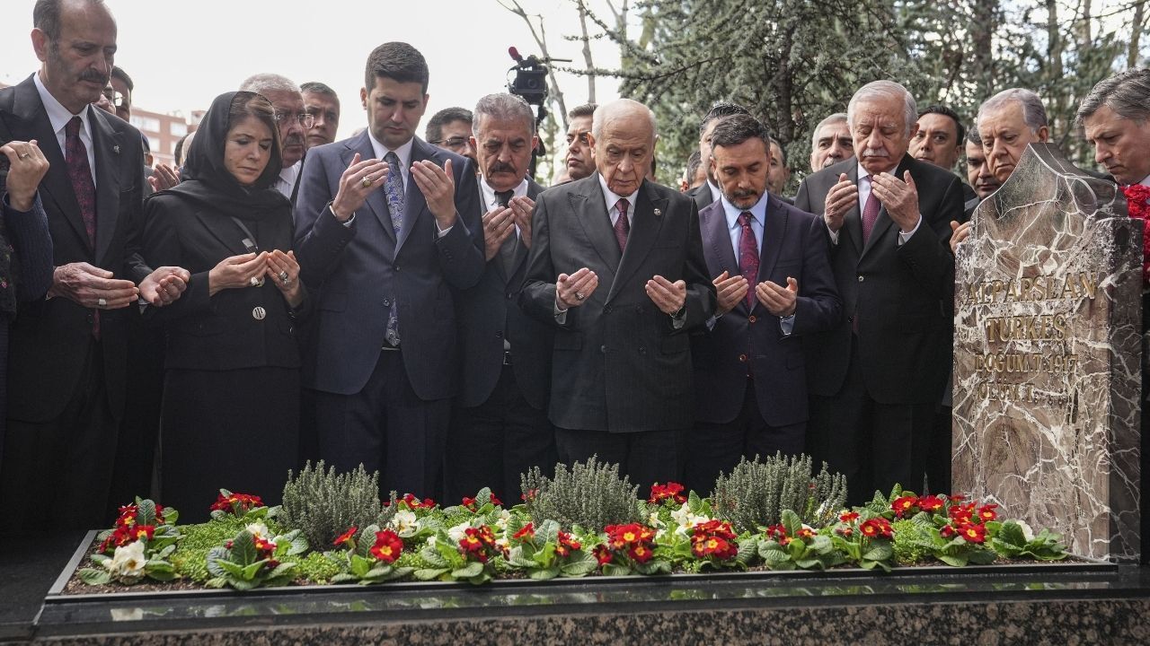 MHP Lideri Bahçeli, Alparslan Türkeş'i Vefatının 29. Yılında Kabri Başında Andı