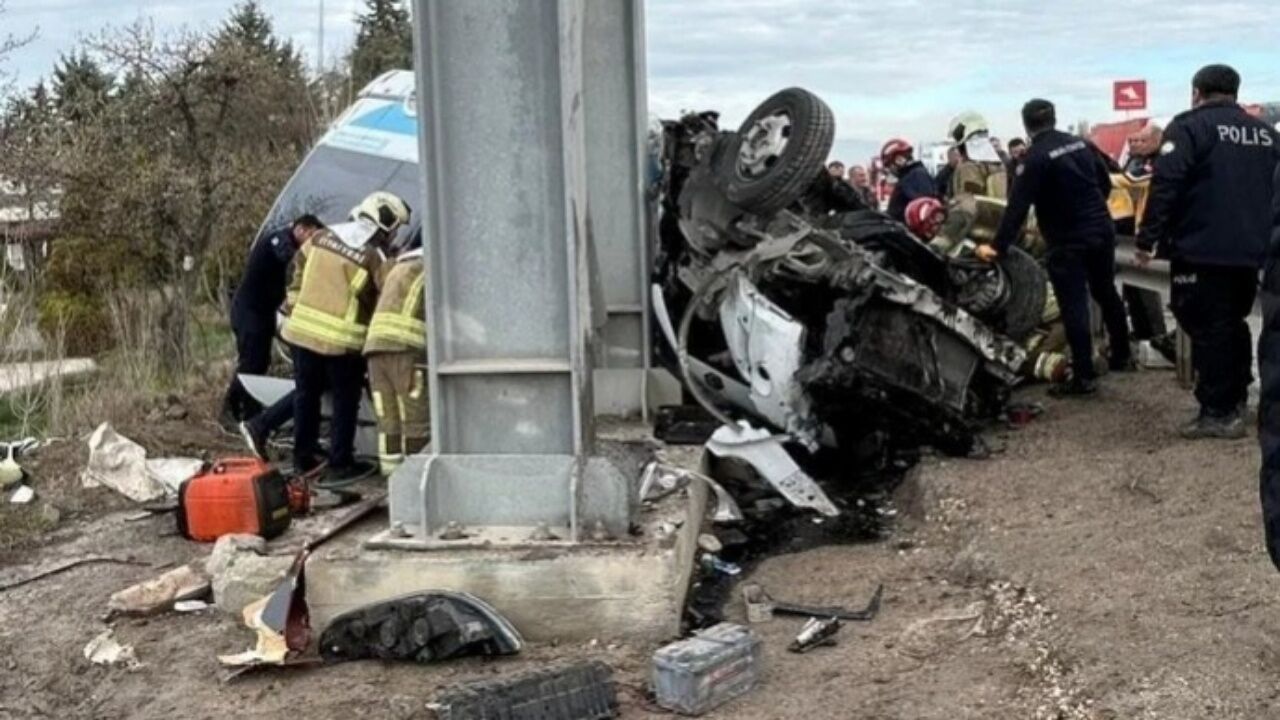 Ankara Kahramankazan'da Yolcu Otobüsü Üst Geçide Çarptı: 4 Ölü, 13 Yaralı
