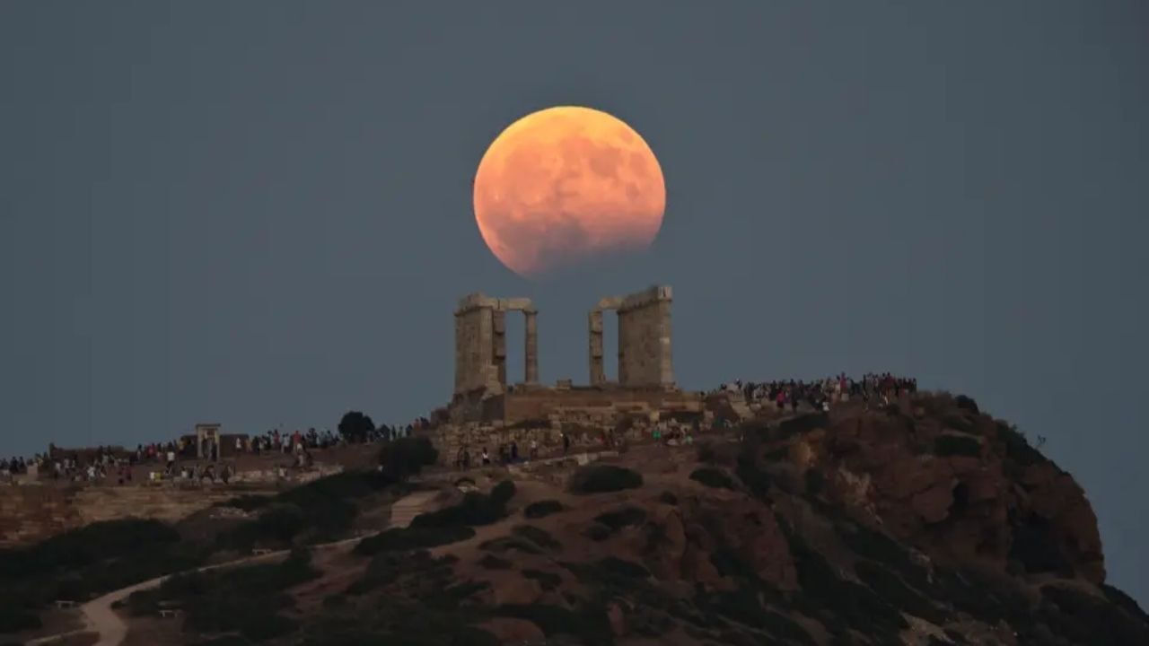 Ay'ın Asıl Rengi Ne?