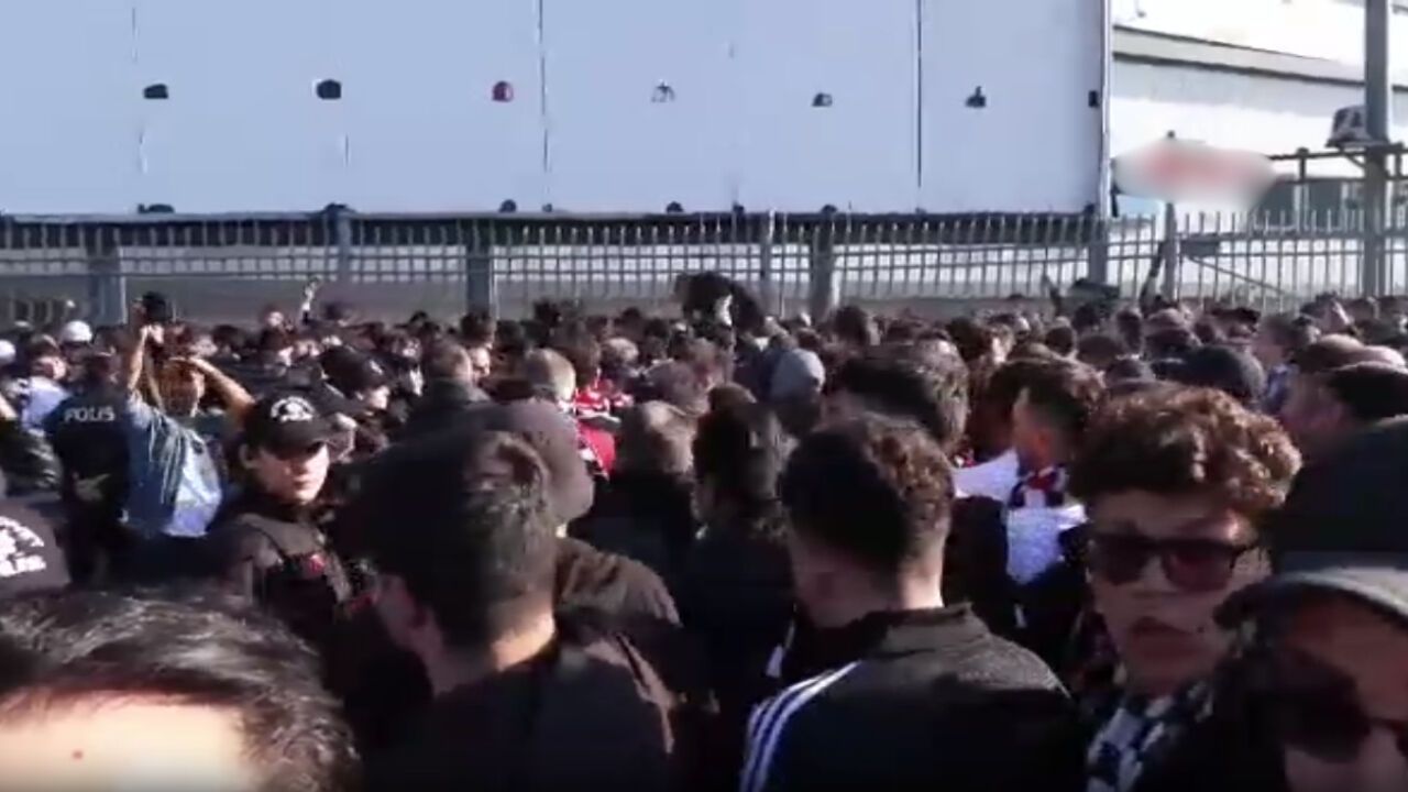 Beşiktaş Taraftarı Derbi Öncesi Kadıköy’e Akın Etti