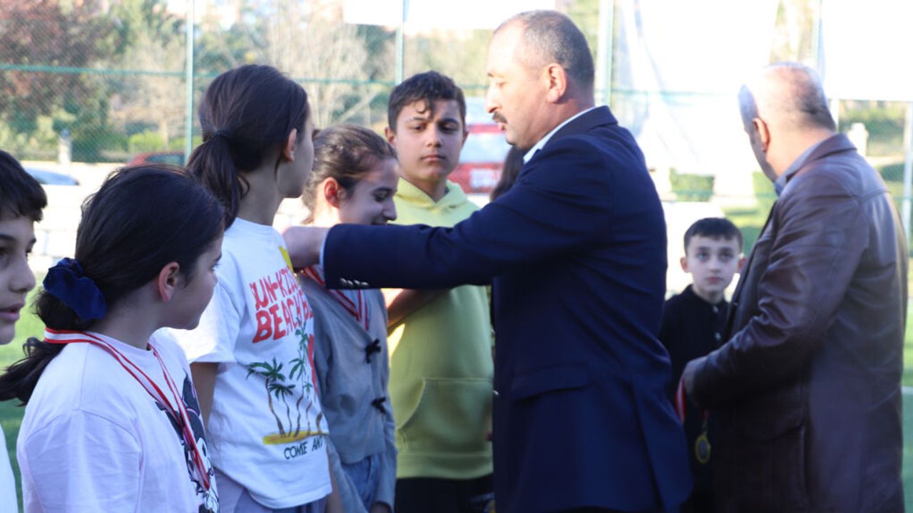 Gölbaşı'nda 23 Nisan Coşkusu Sürüyor: Gökyüzü Uçurtmalarla Şenlendi