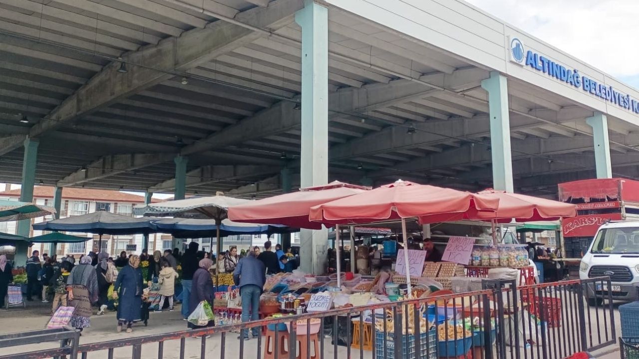 Karapürçek Semt Pazarı’nda Fiyat Makası Açıldı: Meyvede Bahar İndirimi