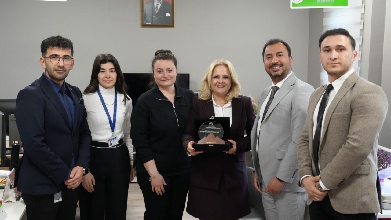 Mamak İstihdam Merkezi'ne Çalışmalarından Dolayı Plaket Verildi