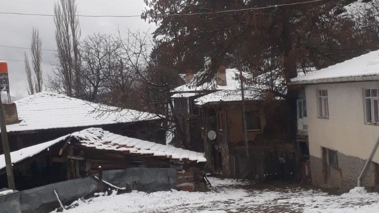 Nallıhan’da Nisan Sürprizi: Yüksek Kesimlerde Kar Kalınlığı 10 Santimetreye Ulaştı